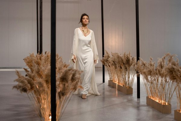 Comment les célébrités façonnent le succès des marques de luxe: Un atout incontournable